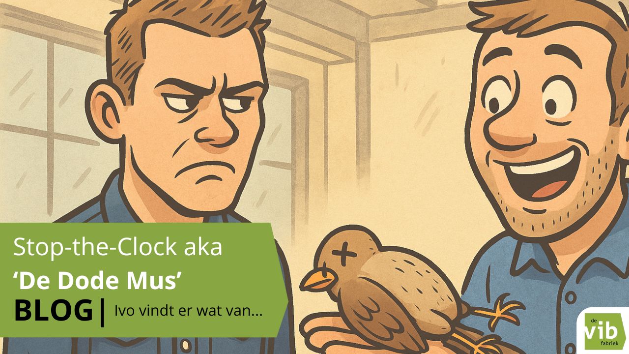 Illustratie van twee mannen: één kijkt chagrijnig terwijl de ander blij een dode mus vasthoudt. Tekst op de afbeelding: "Stop-the-Clock aka ‘De Dode Mus’ – BLOG | Ivo vindt er wat van – de vib fabriek."