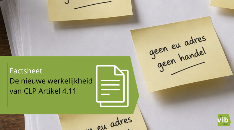 Een stapel witte papieren op een houten bureau met meerdere gele post-its waarop staat: &lsquo;Geen EU-adres, geen handel